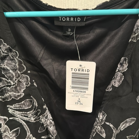 TORRID Peplum Velvet Burnout Surplice Short Sleeve Top Size 3/22-24 - Picture 5 of 7